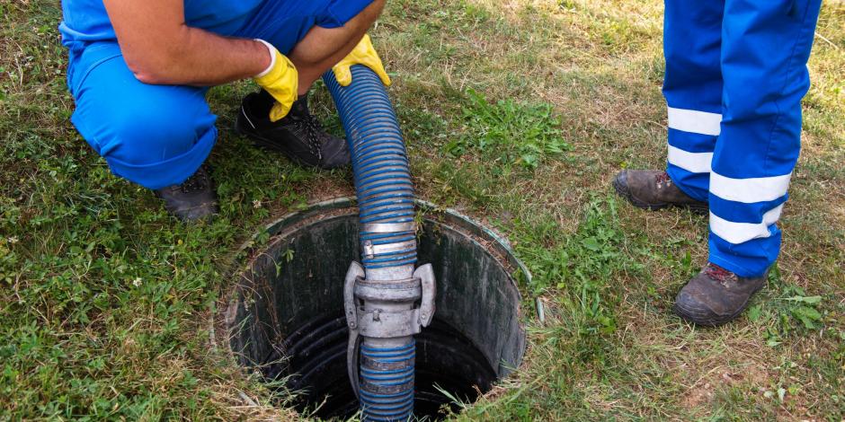 Cleaning & unclogging home sewer drain